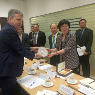 Prof. Peter Mathieson (President and Vice-Chancellor, HKU) presented souvenirs to Ms. Guo Yurong (Chairperson of the University Council and Education Foundation of the Southern University of Science a