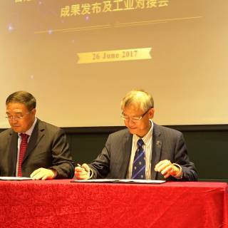 港大浙江研究院院長賀子森教授與華電重工股份有限公司副總經理郭樹旺先生簽署合作協議